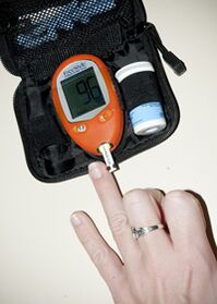 Messen Sie den Blutzuckerspiegel, um Insulindosen mit 1 Art von Diabetes zu korrigieren
